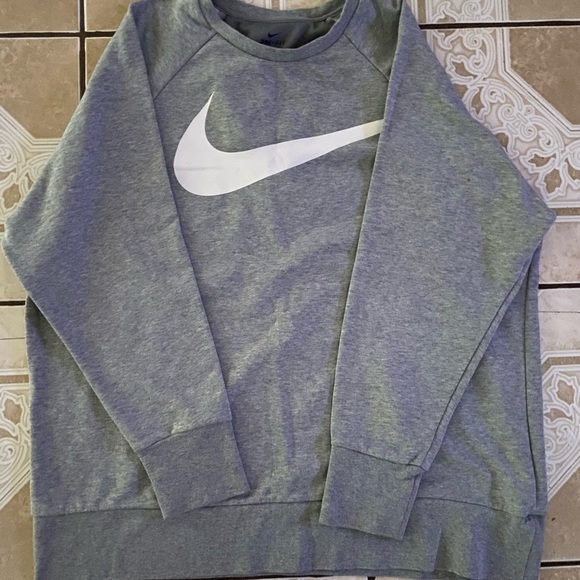 Nike oversized crew neck love how it is easily stylish no tear no stains perfect - Picture 2 of 4